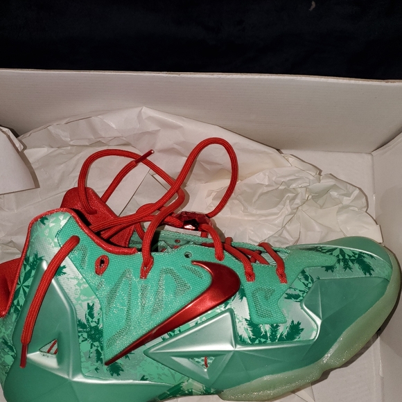 Authentic Lebron 11 chrismas Sneakers. Send offers - Picture 8 of 8